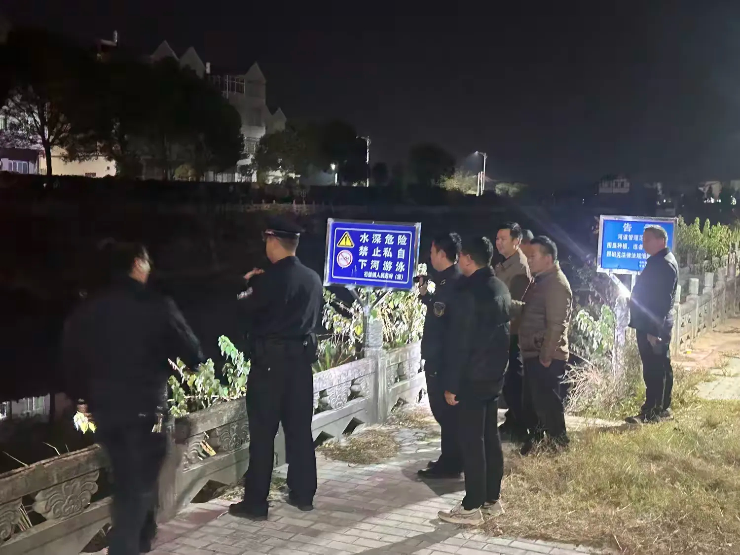 石壁镇：夜间巡河“不打烊” 筑牢河道“安全线”