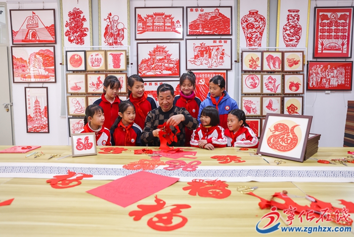 宁化县：传承客家剪纸艺术，共剪蛇形福字