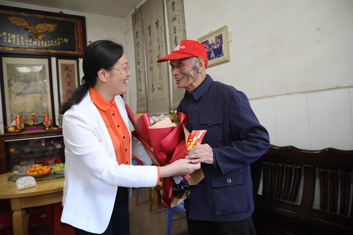 县领导走访慰问抗美援朝老兵