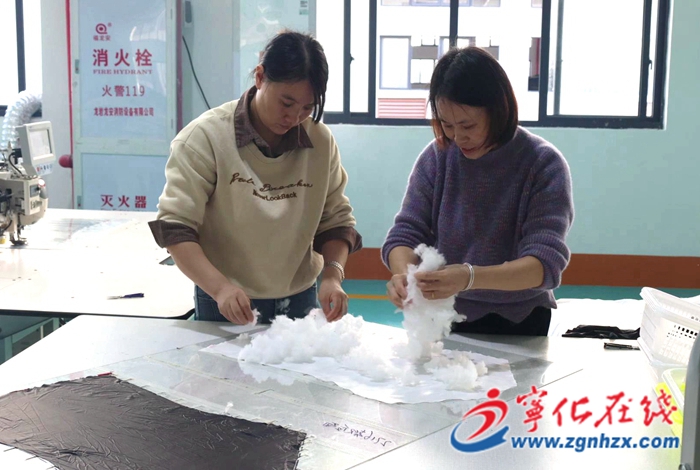 宁化：冬日“暖心”订单剧增 博泰服饰赶制火热