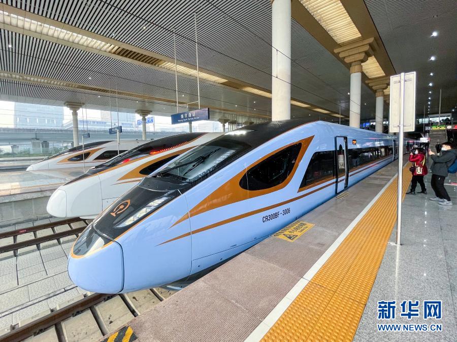 有wifi 更节能 更舒适——我国新型“复兴号”动车组投入运营