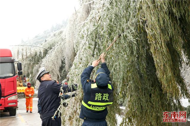 福建省多地道路出现积雪结冰 多部门除雪化冰