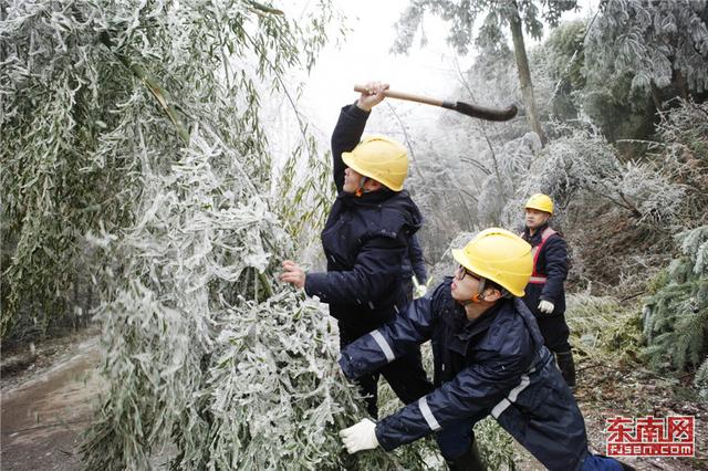 福建省多地道路出现积雪结冰 多部门除雪化冰