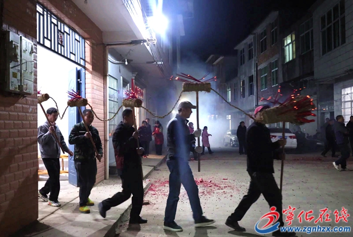 新春走基层|网络中国节·春节|河龙乡高阳村：舞动稻草龙  祈愿新年平安
