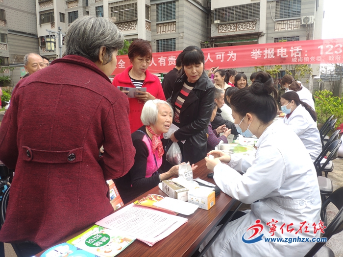 宁化城南镇：便民服务进社区 义诊义剪暖人心