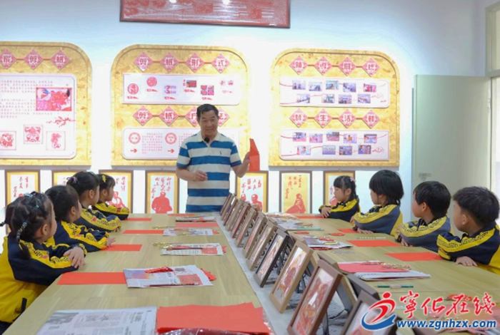 宁化：幼儿体验剪纸艺术 传承客家非遗文化