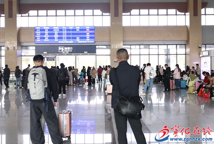 宁化火车站迎来清明返程客流高峰