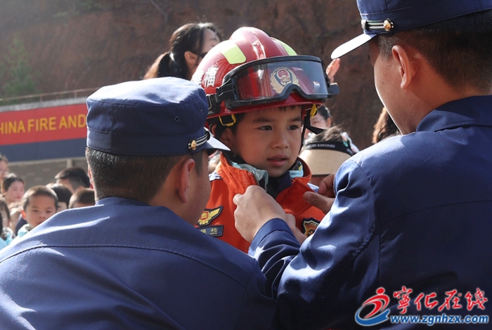 宁化：消防零距离 萌娃探秘“火焰蓝”