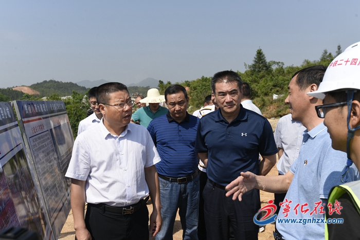 余建地、姚文辉到火车站站前广场现场办公
