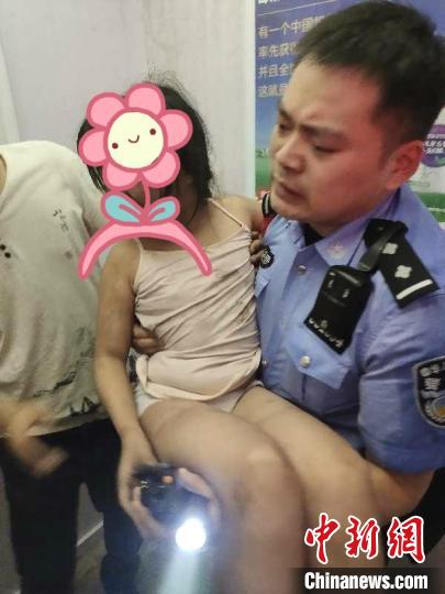 安徽合肥特警夜闯火场 从“鬼门关”抢回三人