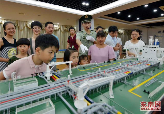福建边防肖厝边检站开展边检服务推介日