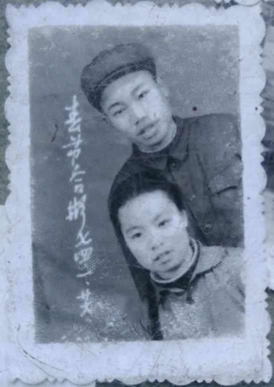 李锦莲与妻子合照。 澎湃新闻记者 张小莲 翻拍