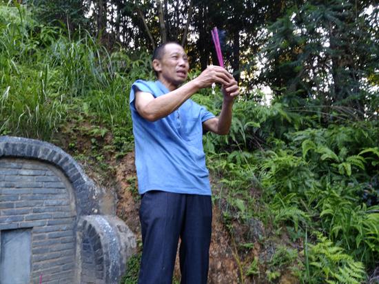 7月20日,李锦莲为妻子上坟时痛哭。